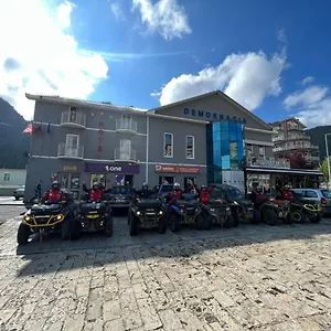 Hotel Demokracia, Fushe-Arrez